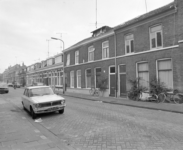 880944 Gezicht op de voorgevels van de woningen Balistraat 44 (rechts)-lager te Utrecht.